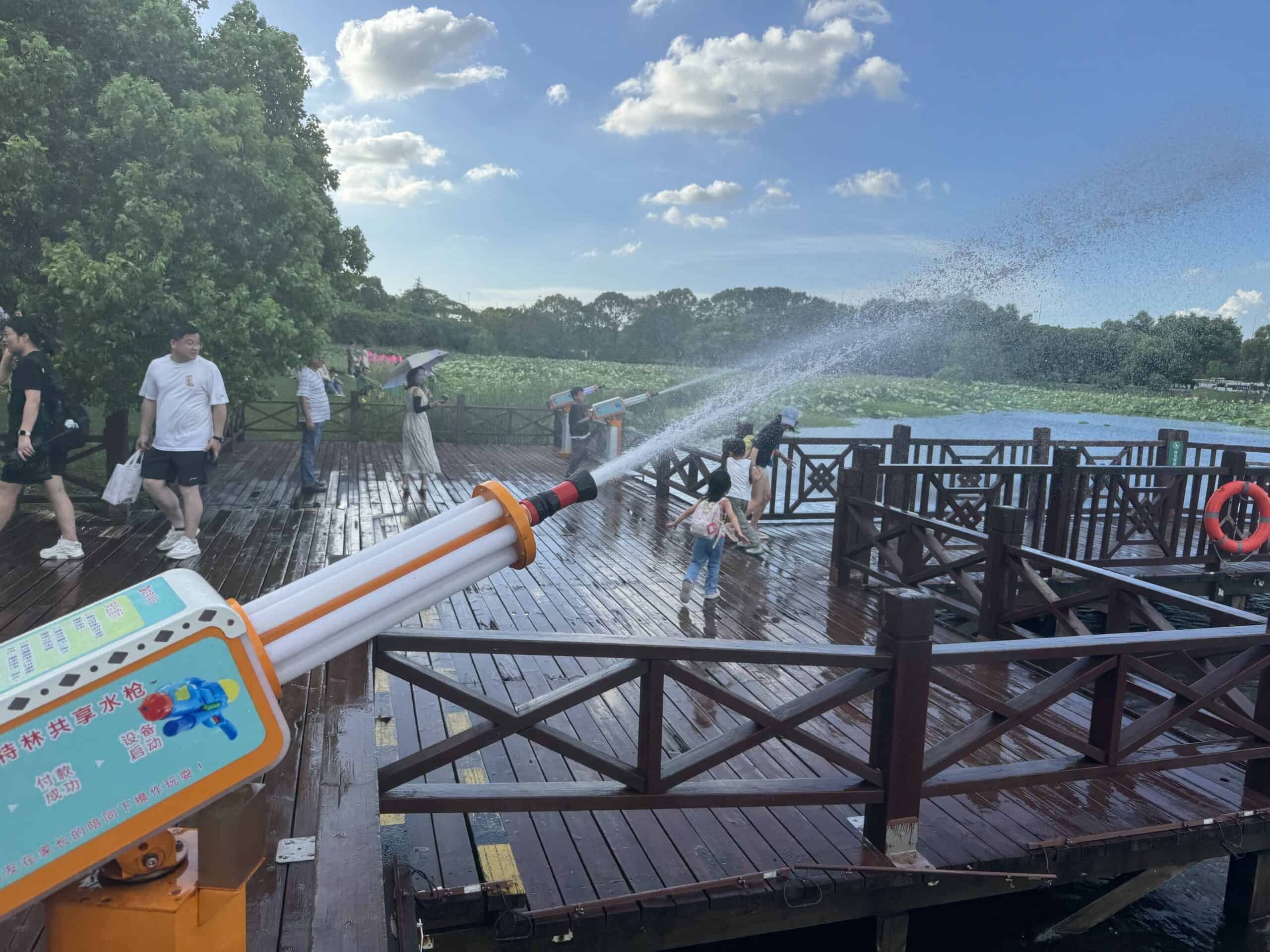 %E8%8D%B7%E5%A1%98%E6%9C%88%E8%89%B2 %E6%B0%B4%E6%A7%8D%E5%99%B4%E5%B0%84 scaled