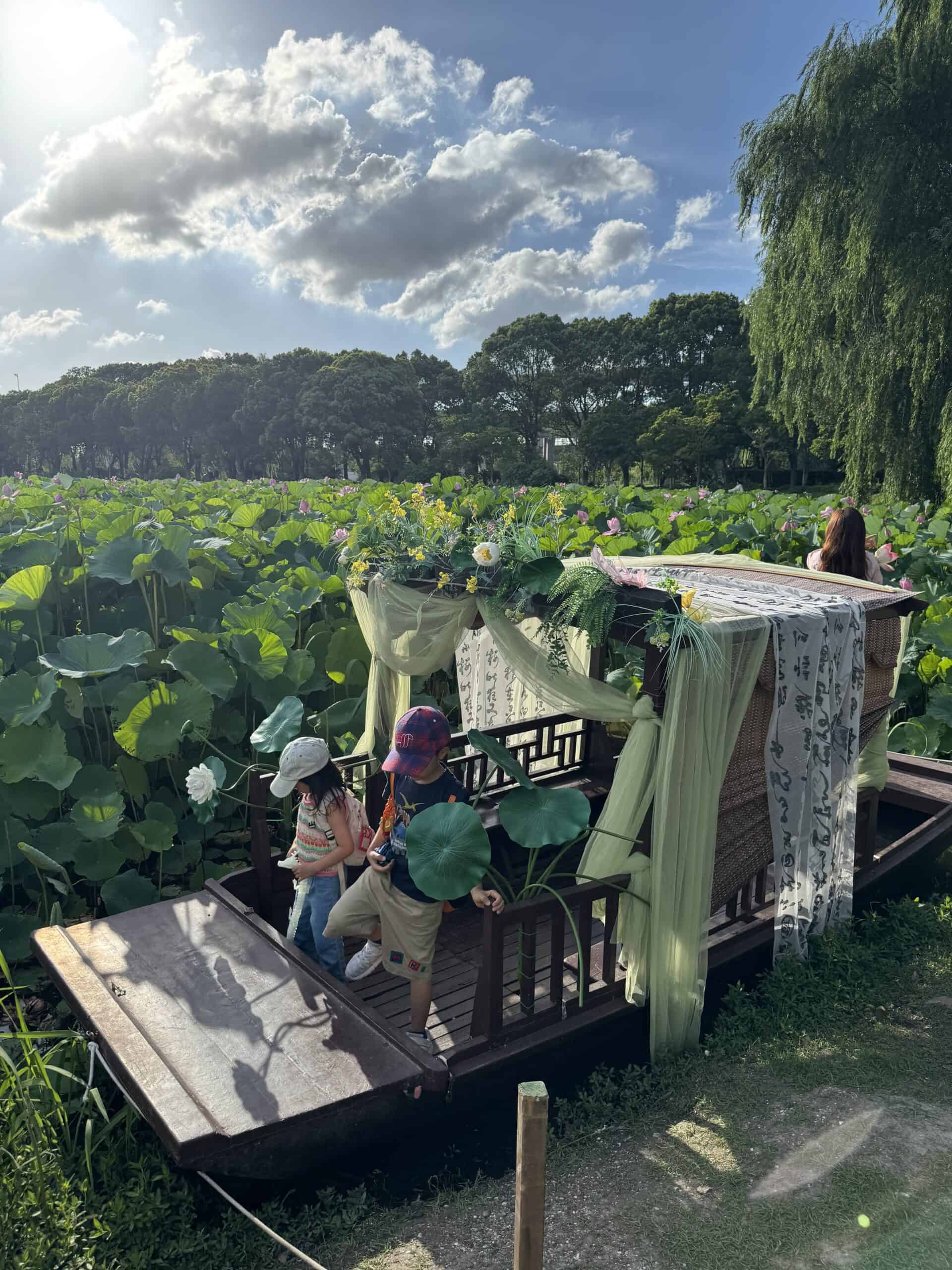 %E8%8D%B7%E5%A1%98%E6%9C%88%E8%89%B2 %E9%81%8A%E8%88%B9%EF%BC%A3 scaled