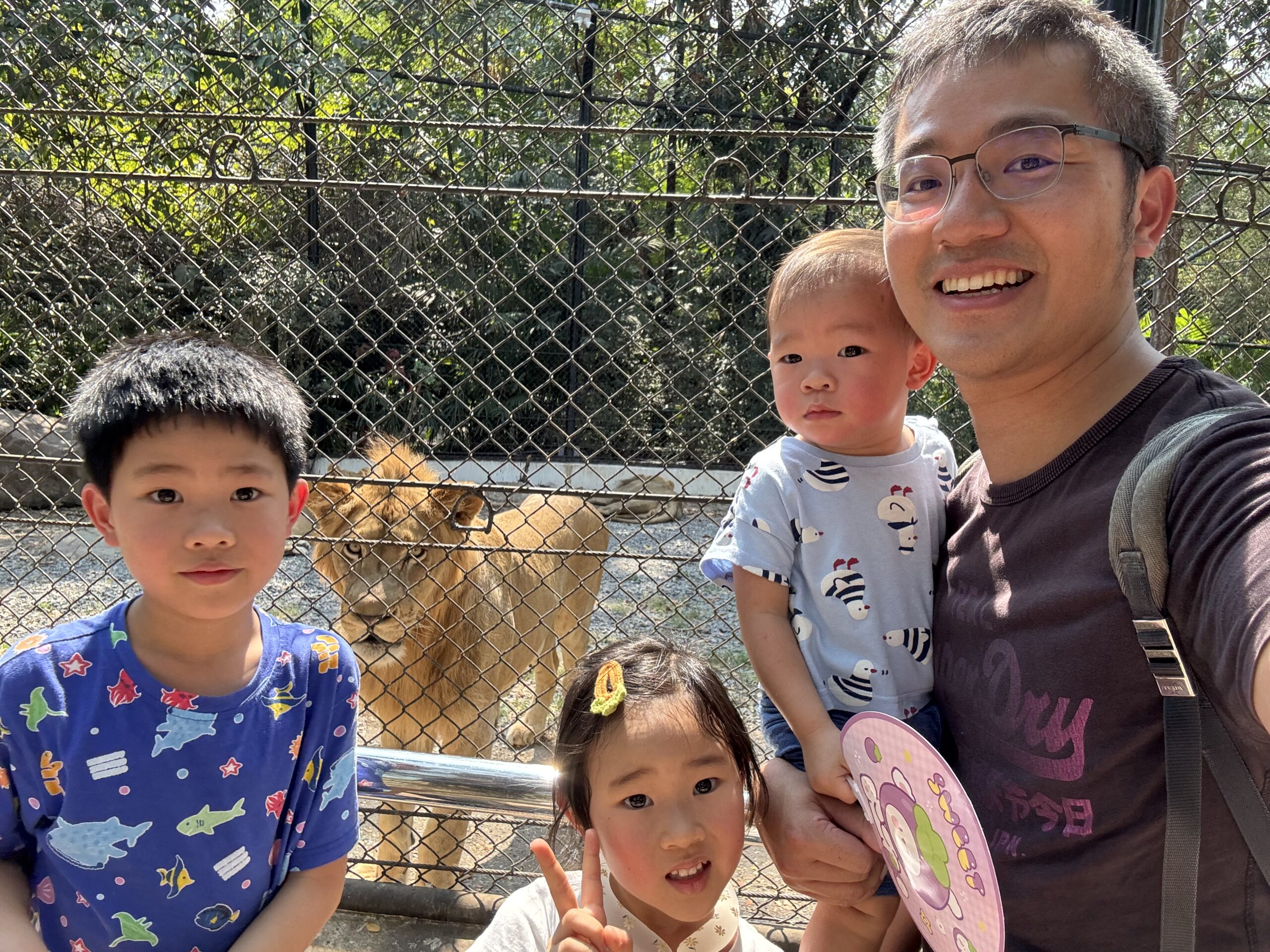 泰國曼谷 Safari World 動物園親子攻略|兩大三小實測Trip.com 包車心得與園區玩法 9 %E5%96%82%E8%80%81%E8%99%8E%EF%BC%A3 scaled