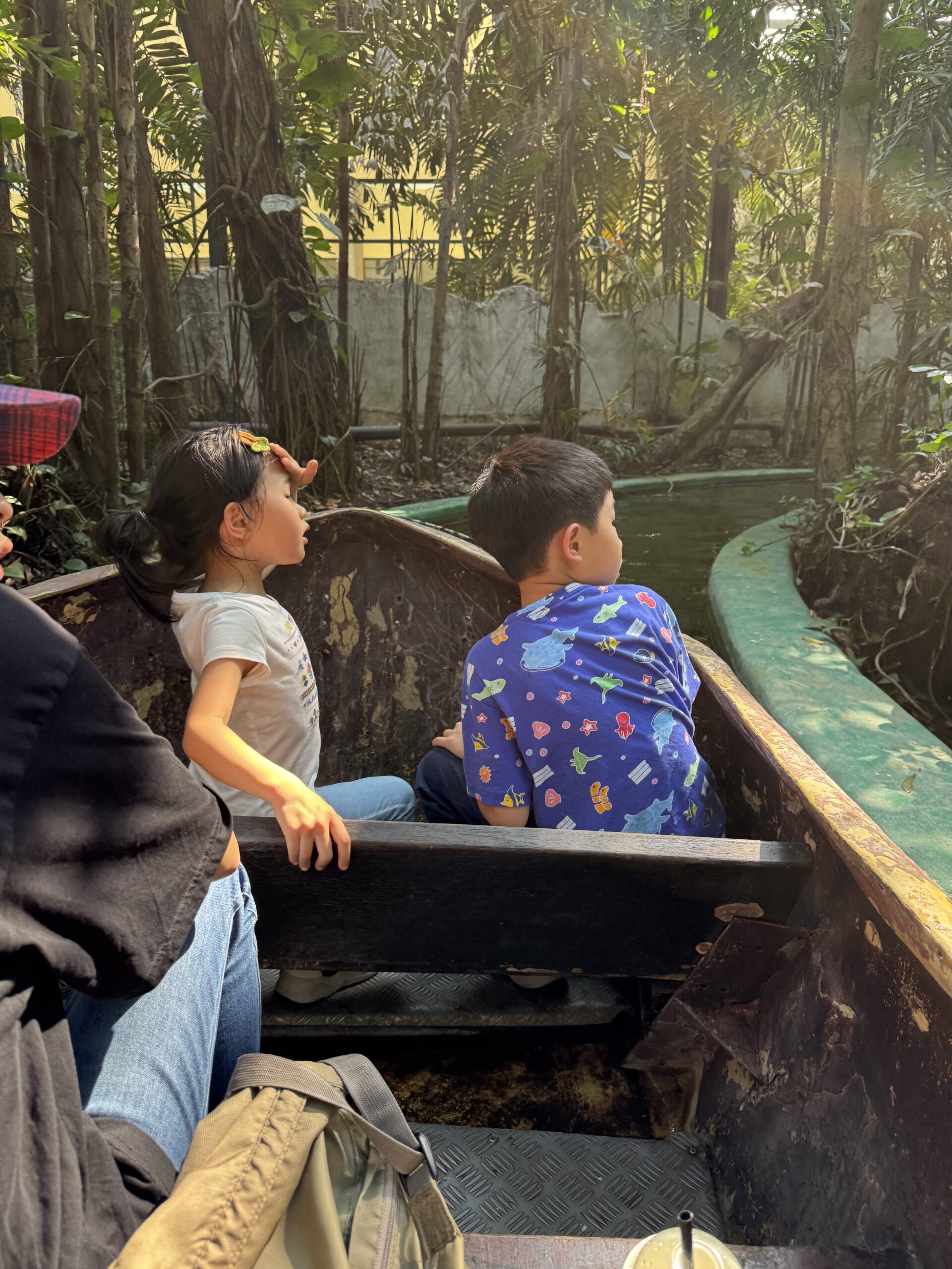 泰國曼谷 Safari World 動物園親子攻略|兩大三小實測Trip.com 包車心得與園區玩法 19 %E5%9D%90%E8%88%B9 scaled