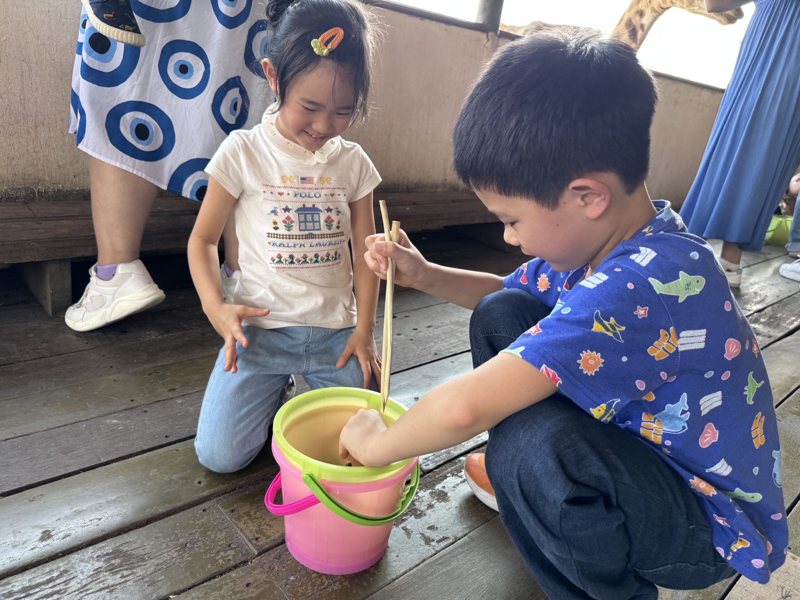 泰國曼谷 Safari World 動物園親子攻略|兩大三小實測Trip.com 包車心得與園區玩法 13 %E9%95%B7%E9%A0%B8%E9%B9%BF%EF%BC%A4 scaled